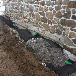 Service de drain français et imperméabilisation de fondation à Longueuil / Mini-Excavation Montréal