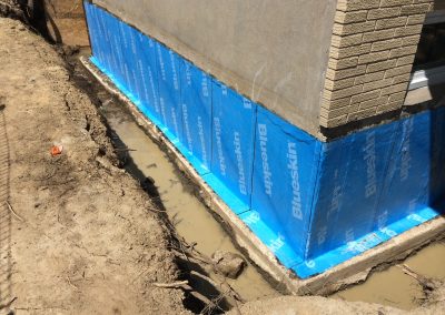 Service de drain français et imperméabilisation de fondations à Montréal et sur la Rive-Sud et Rive-Nord/ Mini-Excavation Montréal